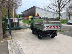 Petit camion étroit avec benne basculante et ridel