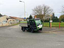 Véhicule électrique multifonction avec benne bascu