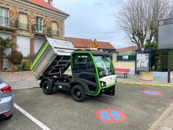 Véhicule utilitaire multifonction avec benne